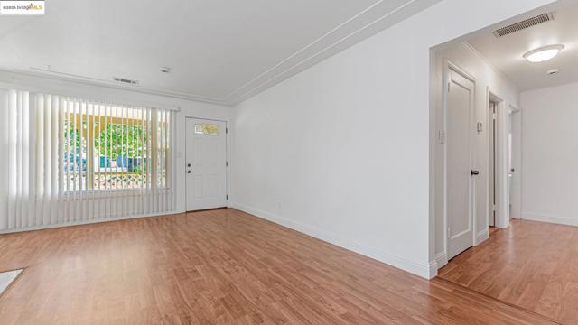 528 LA PRENDA DRIVE, Oakland CA: https://media.crmls.org/mediaz/8e63283a-d5e9-4ae4-80d3-560182a55714.jpg