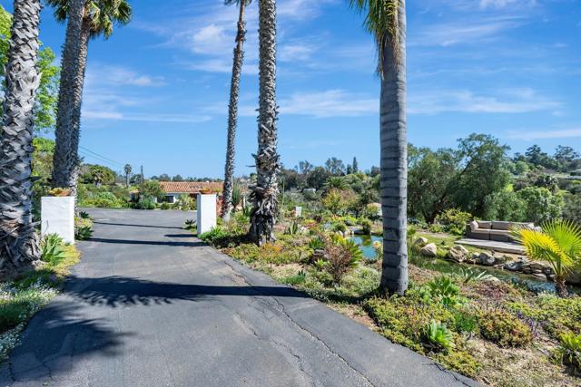 1761 Winterwarm Dr, Fallbrook CA: https://media.crmls.org/mediaz/8e63867c-74fc-4089-9edc-e9f2c5a5f110.jpg
