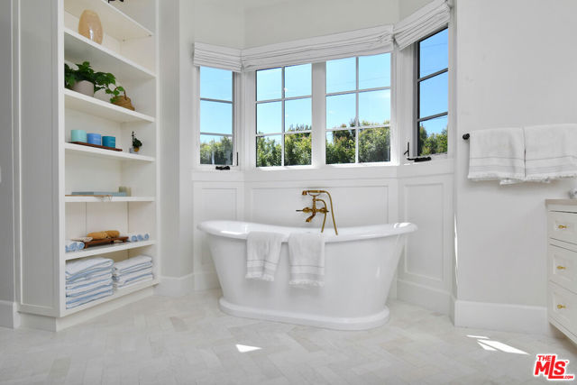 416 21st Place, Santa Monica CA: https://media.crmls.org/mediaz/8e63e2c3-f948-4f09-a0b8-28baf2cfcfc1.jpg