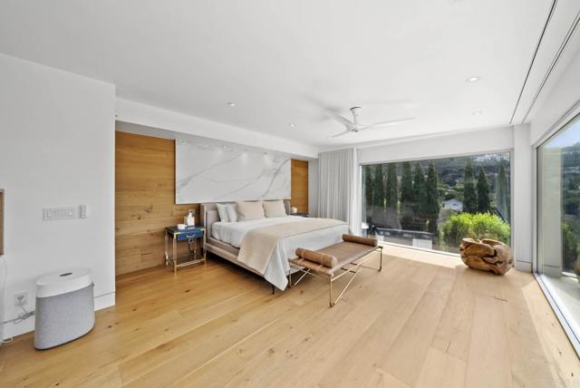 7713 Esterel Dr, La Jolla CA: https://media.crmls.org/mediaz/8e649b2a-b052-4317-a39b-5e24deb5c958.jpg