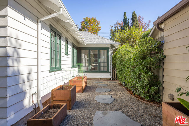 601 S Hudson Avenue, Pasadena CA: https://media.crmls.org/mediaz/8e650c15-8bfd-48a2-8000-41dc6b7b661d.jpg