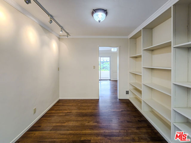 8967 St Ives Drive, Los Angeles CA: https://media.crmls.org/mediaz/8e652741-abe4-483d-a0f3-028018eb868f.jpg