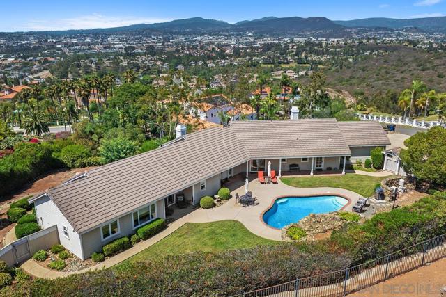 1324 Vista Colina Dr, San Marcos CA: https://media.crmls.org/mediaz/8e66913b-dde5-4d86-bbf3-e28156626f5c.jpg