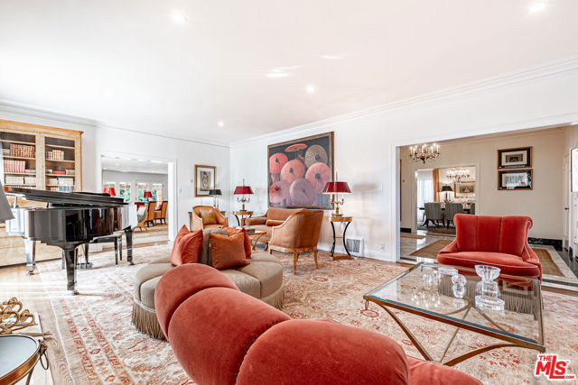 165 N Las Palmas Avenue, Los Angeles CA: https://media.crmls.org/mediaz/8e679910-18ca-45dc-8d6f-4558eb8190fe.jpg
