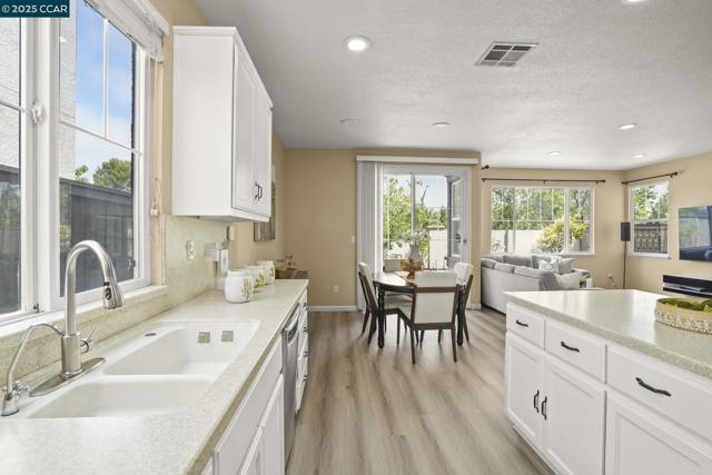 1162 Waverly Cir, Hercules CA: https://media.crmls.org/mediaz/8e67d4bc-9e6d-4fe1-bccb-6311ead9c3ea.jpg