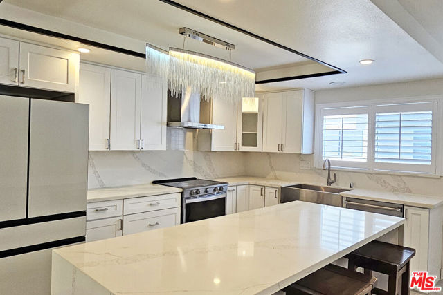 18130 Oxnard Street, Tarzana CA: https://media.crmls.org/mediaz/8e68e1bb-7b16-4f6f-81dd-847dee0433be.jpg
