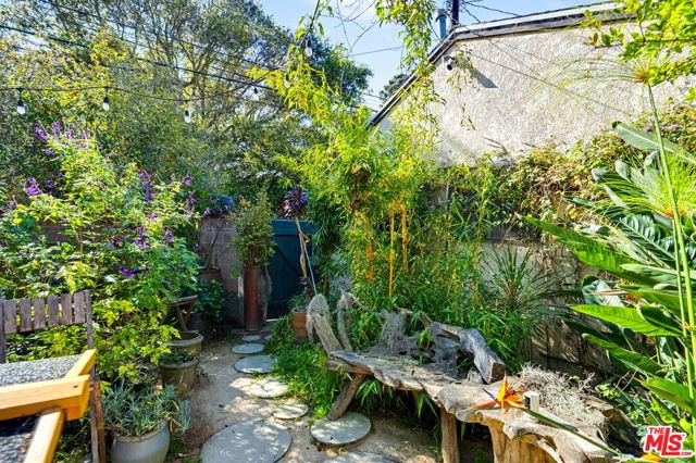 1314 Palms Boulevard, Venice CA: https://media.crmls.org/mediaz/8e6935b1-7de2-4317-8b47-b3d69f988b8a.jpg