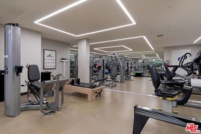 211 S Spalding Drive, Beverly Hills CA: https://media.crmls.org/mediaz/8e69534b-4a72-46a9-9b7a-eeccec7efb48.jpg