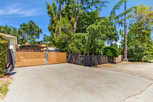 20335 Saratoga Los Gatos Road, Saratoga CA: https://media.crmls.org/mediaz/8e6965e9-87aa-4d9d-9155-66f289f8e28f.jpg