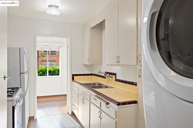 3802 Shafter Ave, Oakland CA: https://media.crmls.org/mediaz/8e6b3a82-eac9-49f4-972d-afb9238eb5a0.jpg