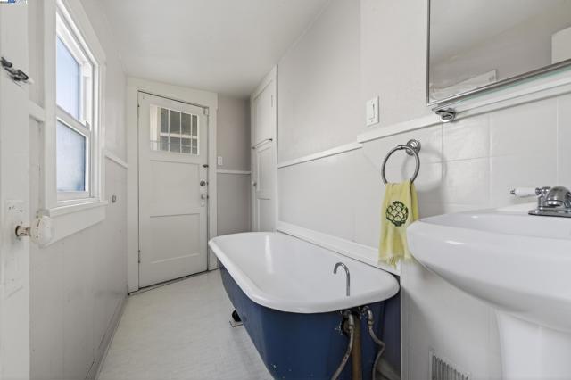 1011 E 11Th St, Oakland CA: https://media.crmls.org/mediaz/8e6b9870-7e6e-45c8-95c7-b8c183b6a922.jpg