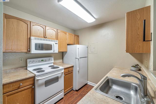 275 Reflections Dr, San Ramon CA: https://media.crmls.org/mediaz/8e6c496e-328a-4f12-b8c7-46f9db9003ec.jpg