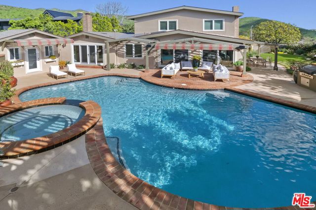 1305 Duende Lane, Pacific Palisades CA: https://media.crmls.org/mediaz/8e6cd531-86d3-45a8-a076-e1aa19eaaada.jpg