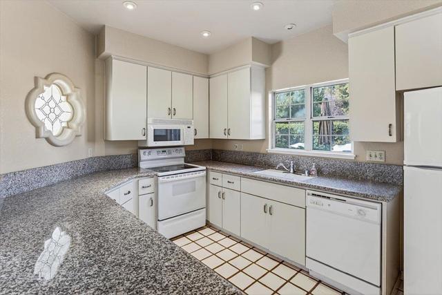 1190 Maria Privada, Mountain View CA: https://media.crmls.org/mediaz/8e6d3ef3-08ce-4717-86df-c30ca075284e.jpg