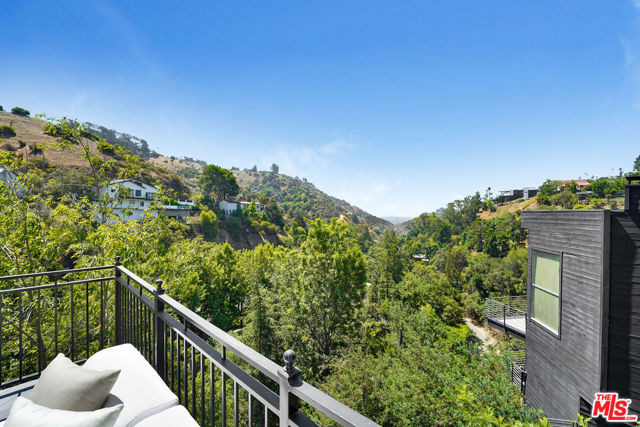 2506 Zorada Drive, Los Angeles CA: https://media.crmls.org/mediaz/8e6d5fe3-9d78-4e5f-b28c-c7dde0050971.jpg