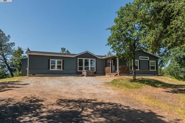 21679 Squaw Grass Trail, Redding CA: https://media.crmls.org/mediaz/8e6e642d-af32-4040-8cef-f4f977c0e5ae.jpg