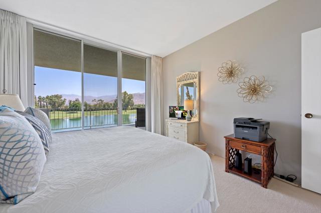 900 Island Drive, Rancho Mirage CA: https://media.crmls.org/mediaz/8e6ea568-8c02-484e-bd49-93a1795bef42.jpg