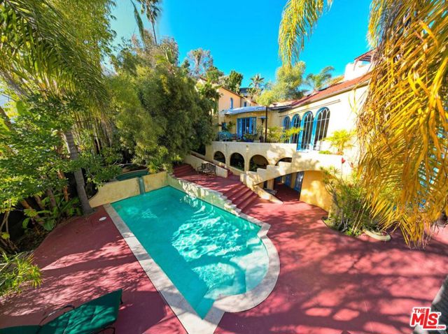 4778 Cromwell Avenue, Los Angeles CA: https://media.crmls.org/mediaz/8e6f00ff-7919-44af-a93b-42a58a99a3e6.jpg