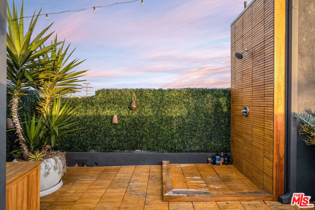 2513 Lincoln Boulevard, Venice CA: https://media.crmls.org/mediaz/8e6f2ecc-9f09-473b-b555-56d3ce54afea.jpg