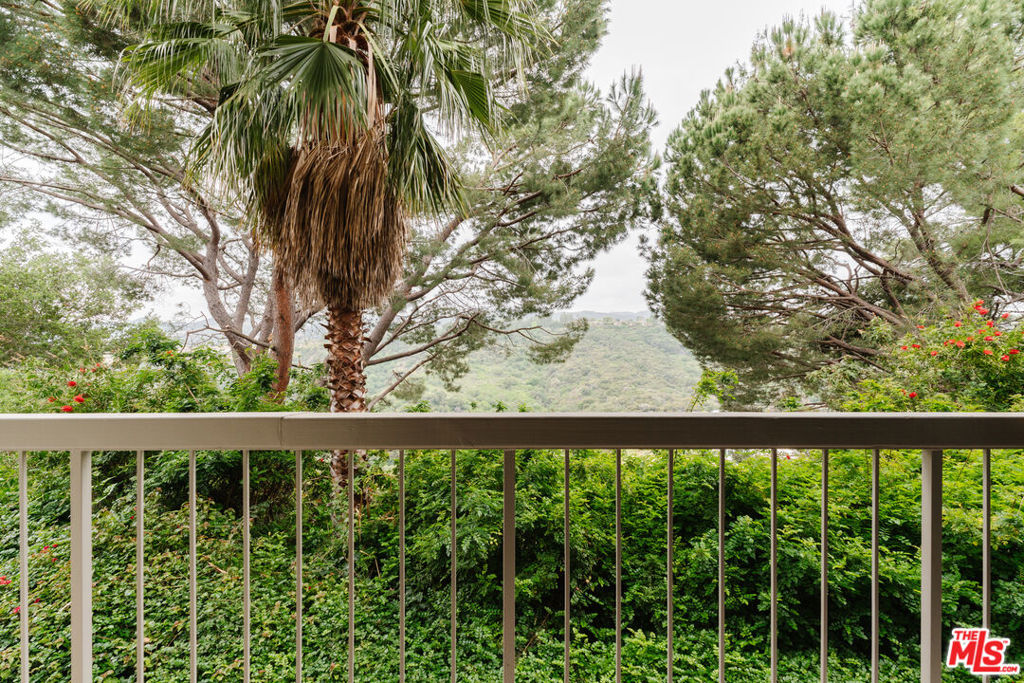https://media.crmls.org/mediaz/8e6f4caf-5541-46c1-979d-b4b29a3b2017.jpg?preset=X-Large