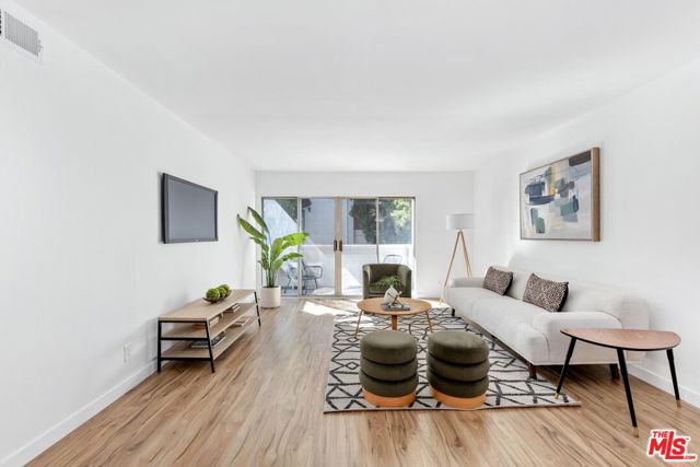 20134 Leadwell Street, Winnetka CA: https://media.crmls.org/mediaz/8e6fca4e-4399-4f55-823a-9b19a7c7e48e.jpg