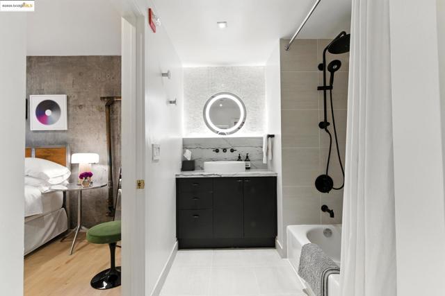 311 Oak St, Oakland CA: https://media.crmls.org/mediaz/8e705c29-19b9-4f1c-8557-28a9173c0035.jpg