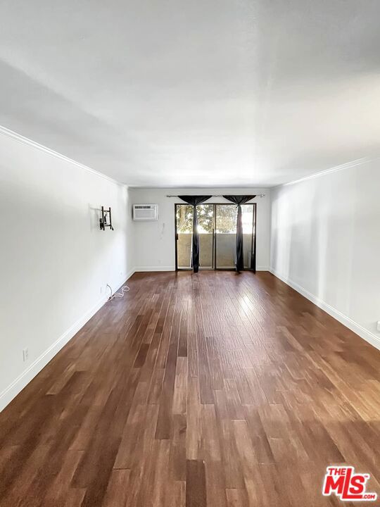 837 N West Knoll Drive, West Hollywood CA: https://media.crmls.org/mediaz/8e71fe4b-c470-4384-af16-04679d77c3c5.jpg