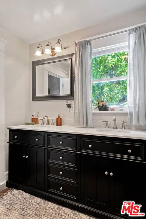 541 S Coronado Street, Los Angeles CA: https://media.crmls.org/mediaz/8e72669e-16f2-4f89-81c0-20dd4d19470c.jpg
