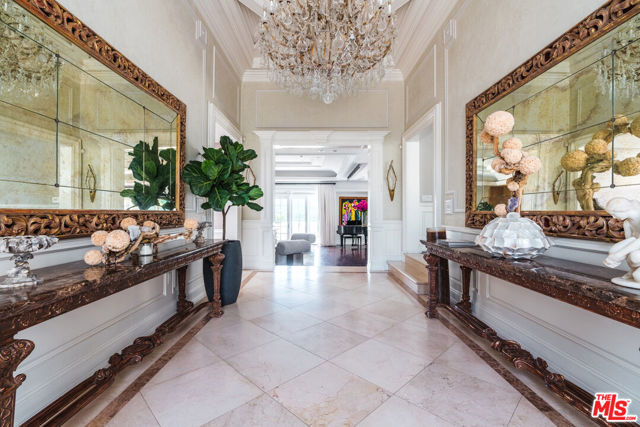 727 N Alta Drive, Beverly Hills CA: https://media.crmls.org/mediaz/8e72ff4a-1b5c-4dfb-8793-6bd5c85cef46.jpg
