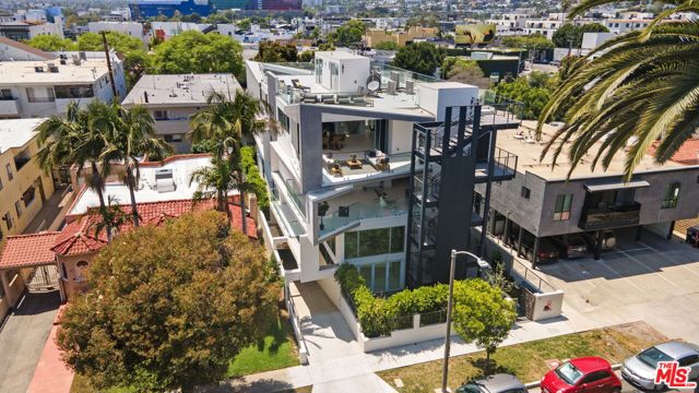 621 N Kings Road, West Hollywood CA: https://media.crmls.org/mediaz/8e7322ea-0348-486c-a7ac-18a3ea3bff69.jpg