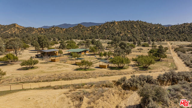 29433 Highway 33 Highway, Maricopa CA: https://media.crmls.org/mediaz/8e7370f6-593f-4afe-9339-8c51d7723920.jpg