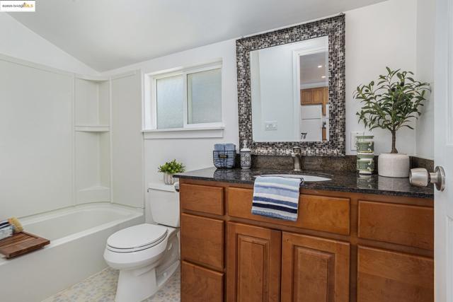 879 45Th St, Oakland CA: https://media.crmls.org/mediaz/8e742c75-2e88-47d0-846b-db209a94b4b3.jpg