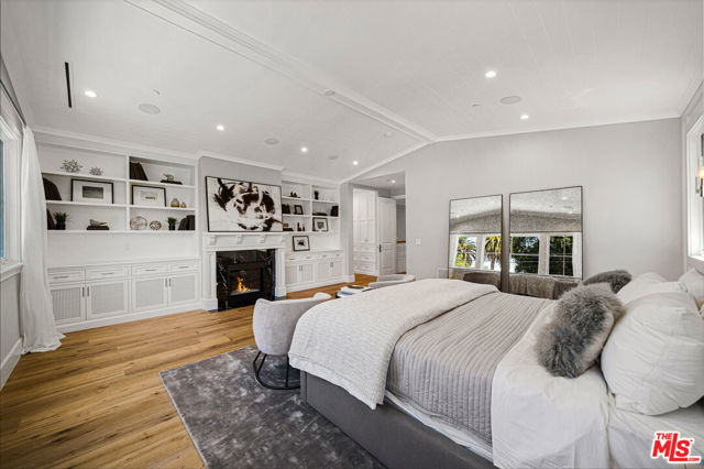 813 N Spaulding Avenue, Los Angeles CA: https://media.crmls.org/mediaz/8e74b794-2dd0-4595-ac49-d2da0cab3945.jpg