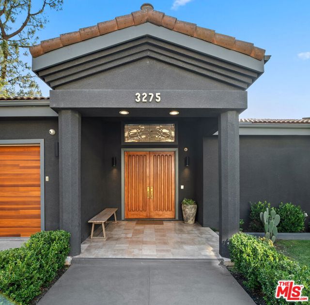 3275 N Knoll Drive, Los Angeles CA: https://media.crmls.org/mediaz/8e75f702-f6a4-43c0-8903-5110bcd05e11.jpg