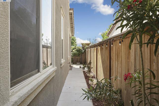 1503 S Oliveira Dr, Mountain House CA: https://media.crmls.org/mediaz/8e76a186-ae84-4ef9-a15a-961bf35f054a.jpg
