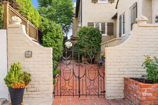 7725 Whitefield Pl, La Jolla CA: https://media.crmls.org/mediaz/8e76a76c-3535-4b81-9e83-149134710b14.jpg