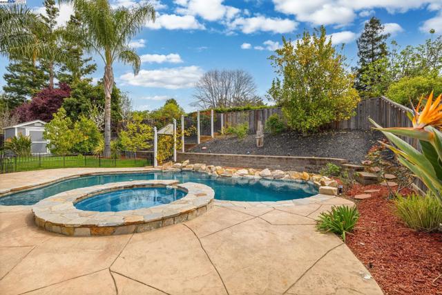 508 E Myrick Court, Clayton CA: https://media.crmls.org/mediaz/8e7704ac-3de9-4b8d-a664-1ad05e2e44c5.jpg