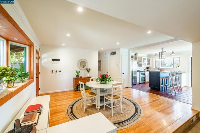 1085 Oak Hill Road #D, Lafayette CA: https://media.crmls.org/mediaz/8e78ced6-f253-486a-8dca-a0fd6e932b68.jpg