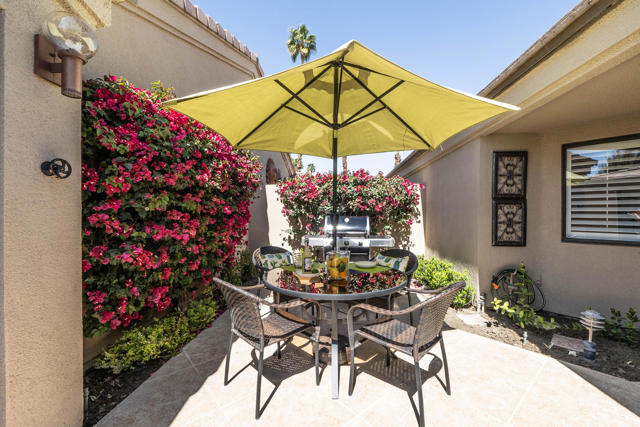 39432 Narcissus Way, Palm Desert CA: https://media.crmls.org/mediaz/8e794f70-e4fd-4e4e-add3-617b752352ba.jpg