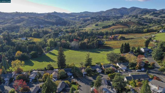 1070 Borrette Court, Napa CA: https://media.crmls.org/mediaz/8e7a1901-3a35-42fb-9f0e-aedb4f20255b.jpg