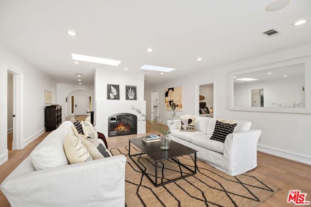 514 N Walden Drive, Beverly Hills CA: https://media.crmls.org/mediaz/8e7a83a4-c596-4aa3-bd02-79b5db6b72a6.jpg
