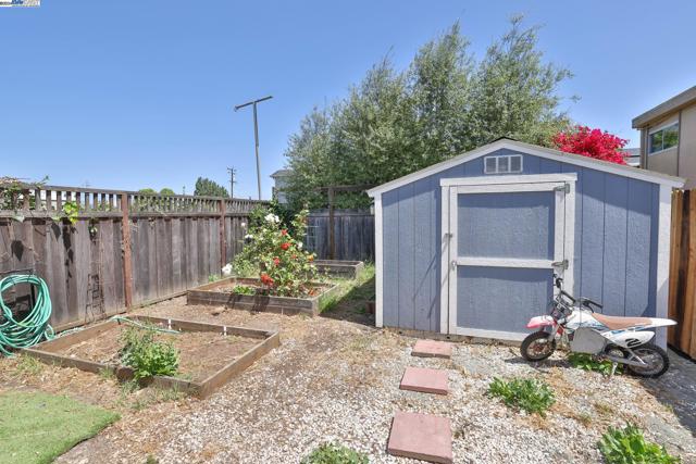 814 30Th St, Oakland, California 94608, 4 Bedrooms Bedrooms, ,2 BathroomsBathrooms,Single Family Residence,For Sale,30Th St,41061164