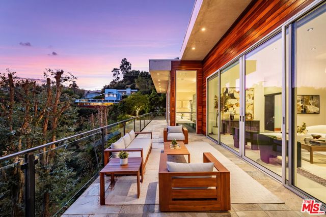 933 Bluegrass Lane, Los Angeles CA: https://media.crmls.org/mediaz/8e7bf23a-ab32-431d-bfa8-73199c97bab3.jpg