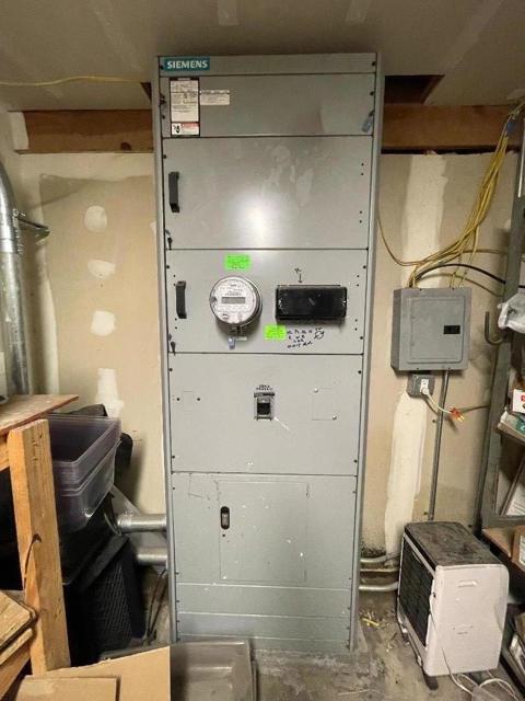 4700 E 12th Street, Oakland CA: https://media.crmls.org/mediaz/8e7df0f0-47e4-4b3d-8b39-64d0a4a8b8e4.jpg