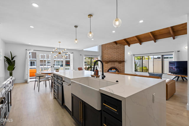 3960 W Hemlock Street, Oxnard CA: https://media.crmls.org/mediaz/8e7e00aa-639b-430e-9dfd-b92ed72c1a2d.jpg