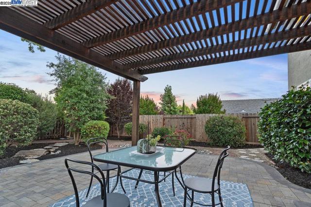 6649 Waverly Rd, Martinez CA: https://media.crmls.org/mediaz/8e7f5531-0663-4af7-95f2-deb660893fa4.jpg