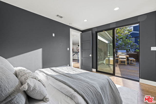 3873 Berry Drive, Studio City CA: https://media.crmls.org/mediaz/8e802eab-b248-432c-b5b2-9d86a336e574.jpg