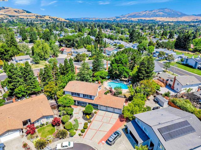 216 Salamanca Ct, San Ramon CA: https://media.crmls.org/mediaz/8e807e88-604a-43b6-8327-5332e08fffaf.jpg