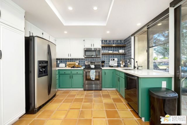 298 San Vicente Circle, Palm Desert CA: https://media.crmls.org/mediaz/8e8090f5-b1e7-4a37-814b-c9f88c336b3e.jpg