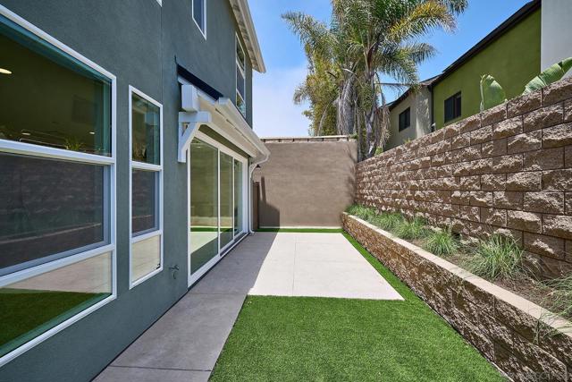 567 N Vulcan Ave, Encinitas CA: https://media.crmls.org/mediaz/8e820077-e317-43ac-87a2-02a71b2feb33.jpg